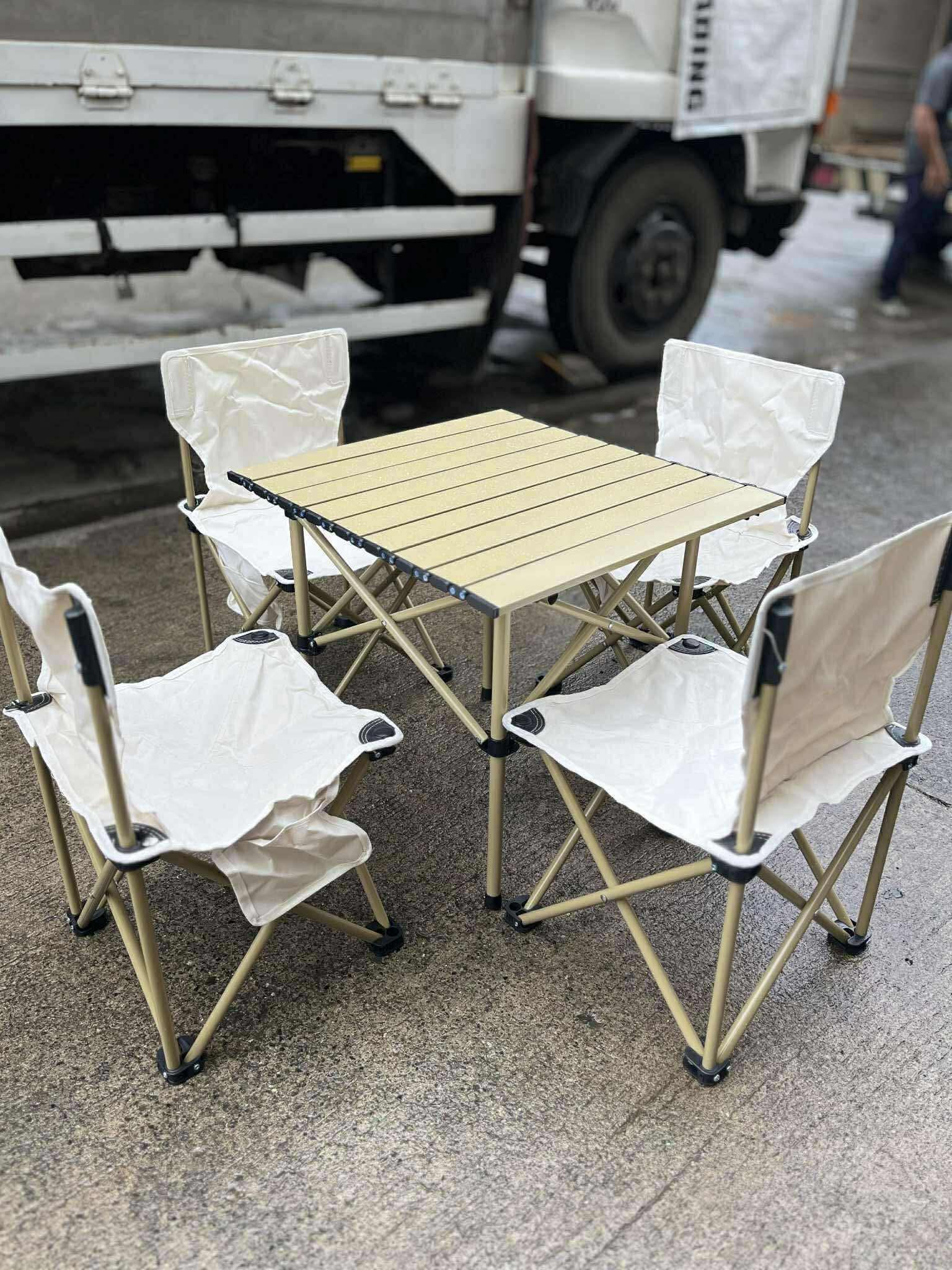 Mesa + 4 sillas plegables